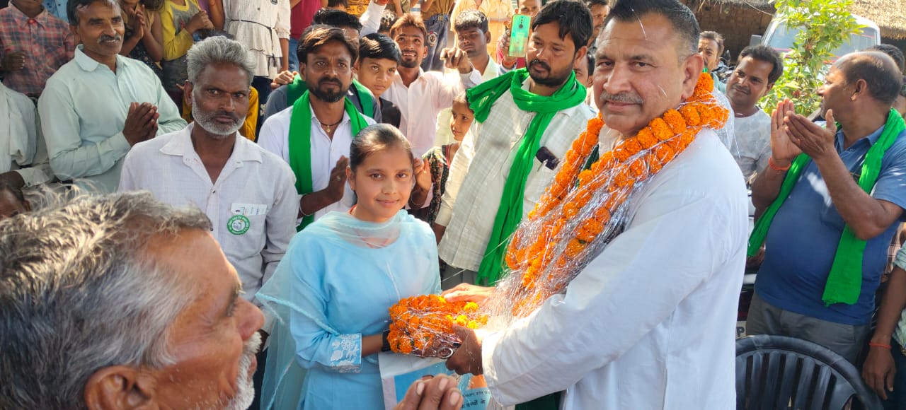 हमारे अध्यक्ष जी एक जनसभा को संबोधित करते हुए ग्राम राठ थाना खुटार